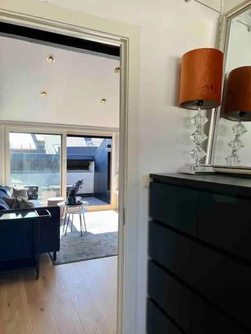 Image 4 of Beautiful city centre apartment with balcony
