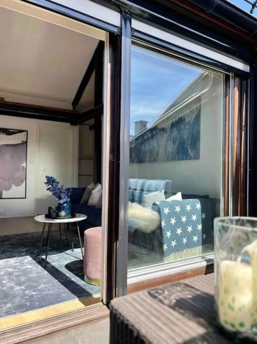 Image 5 of Beautiful city centre apartment with balcony