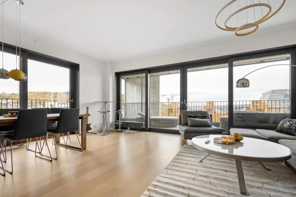 Image 1 of Modern 3bed room sea view apartment @ Oslo Barcode