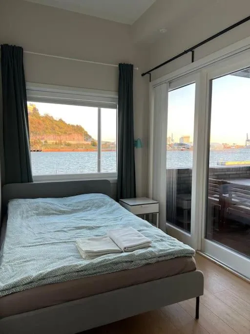 Image 5 of Seaview 4 beds Central Stylish Apartment Sorenga