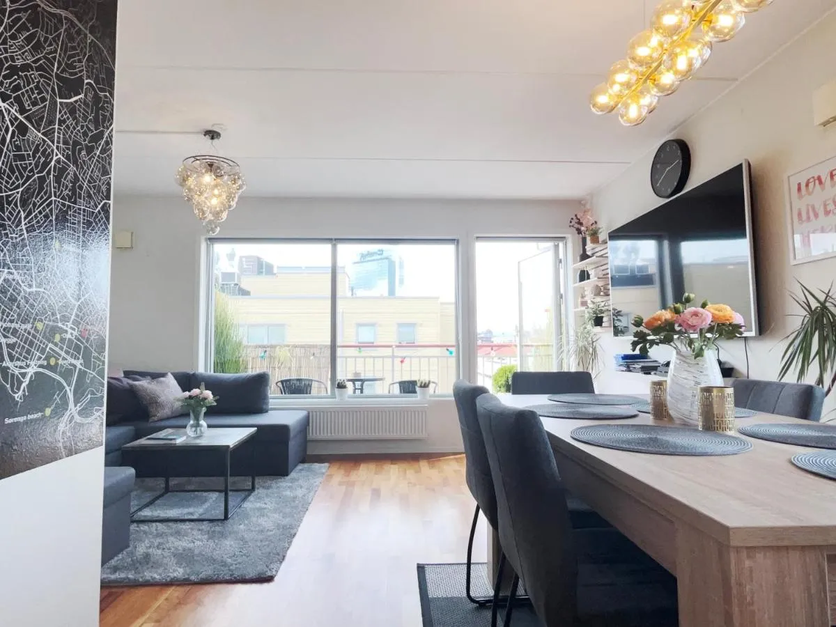 Image 3 of Top floor city center flat with free parking