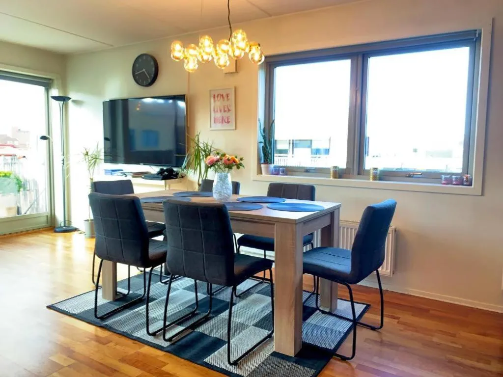 Image 2 of Top floor city center flat with free parking